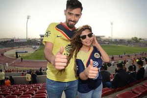 Recién casados entonan himno de América en su boda