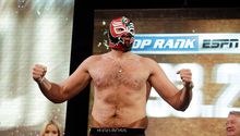 Tyson Fury usó máscara de Rey Mysterio en pesaje para pelea vs Otto Wallin