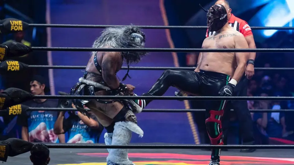 Caín Velásquez debutó como luchador con victoria en Triplemanía XXVII