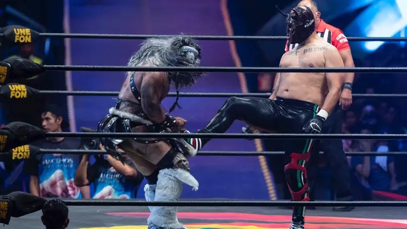 Caín Velásquez debutó como luchador con victoria en Triplemanía XXVII