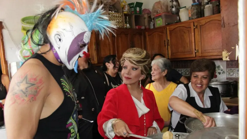 Psycho Clown y Marisela Peña con la gente de una fundación | AAA