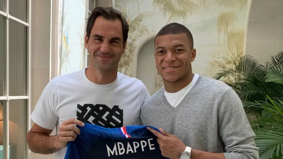 Mbappé obsequió jersey de Francia a Roger Federer