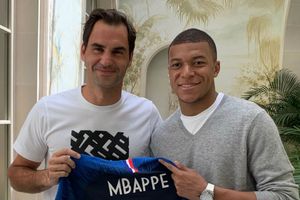 Mbappé obsequió jersey de Francia a Roger Federer