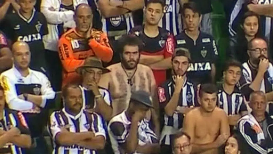 Aficionado crea 'jersey' del Atlético Mineiro con su vello corporal