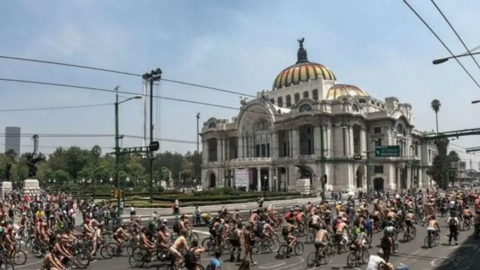 Ciudadanos participan en Rodada Mundial Ciclista al Desnudo 2019 en CDMX