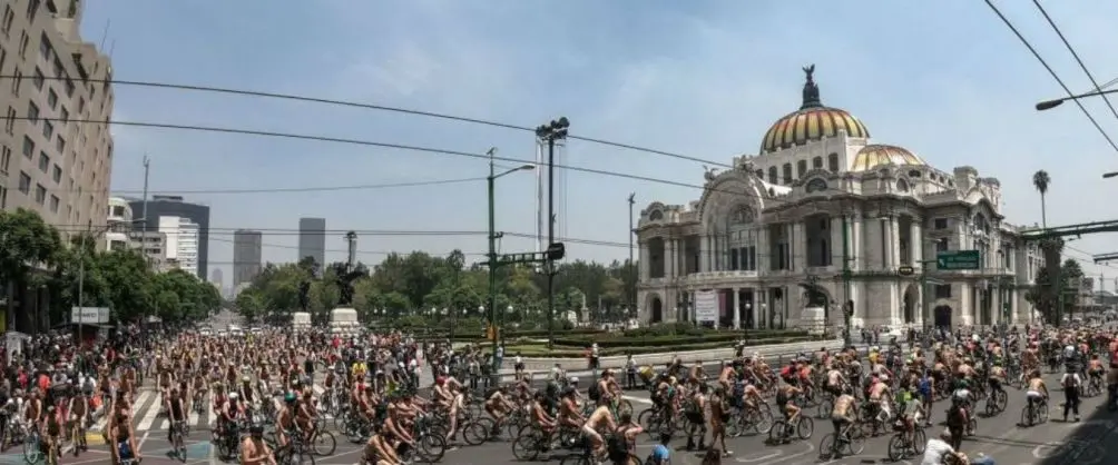 Ciudadanos participan en Rodada Mundial Ciclista al Desnudo 2019 en CDMX