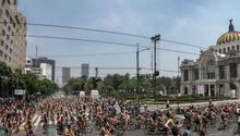 Ciudadanos participan en Rodada Mundial Ciclista al Desnudo 2019 en CDMX
