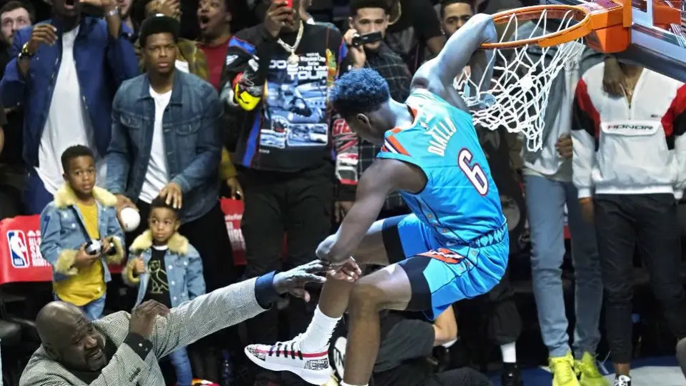 Diallo salta sobre Shaquille O'Neal  y gana el concurso de clavadas