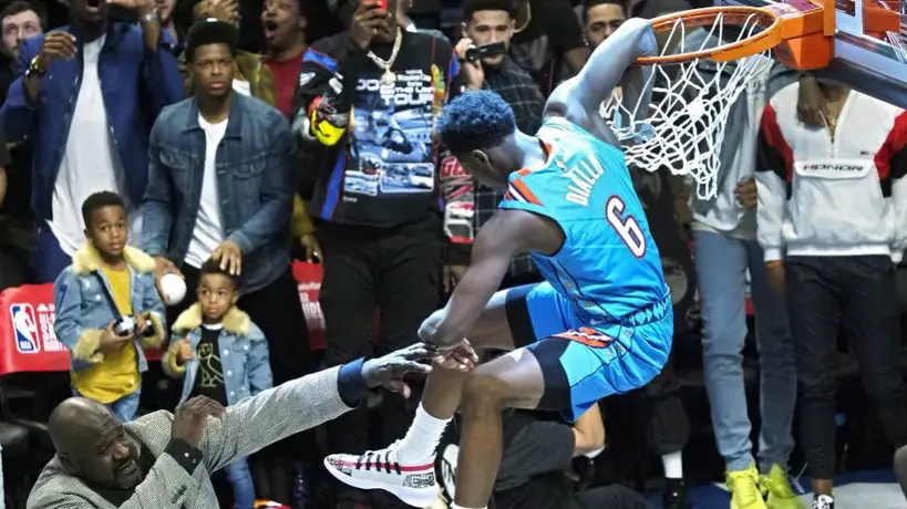Diallo salta sobre Shaquille O'Neal  y gana el concurso de clavadas