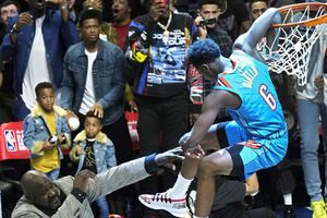 Diallo salta sobre Shaquille O'Neal  y gana el concurso de clavadas