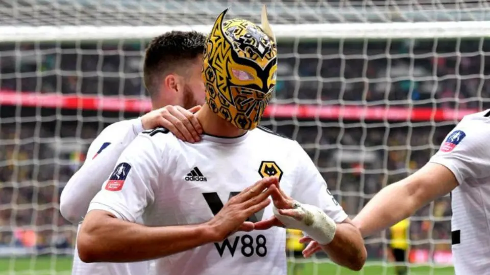 Jiménez inspira a fans de Wolves a vender máscaras para obras benéficas