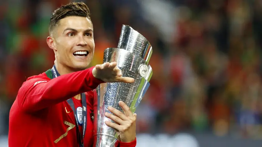 Cristiano Ronaldo celebra conquista del trofeo Nations League | AP