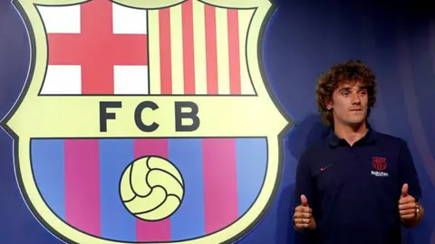 Luis Suárez le dio la bienvenida a Griezmann como jugador del Barcelona