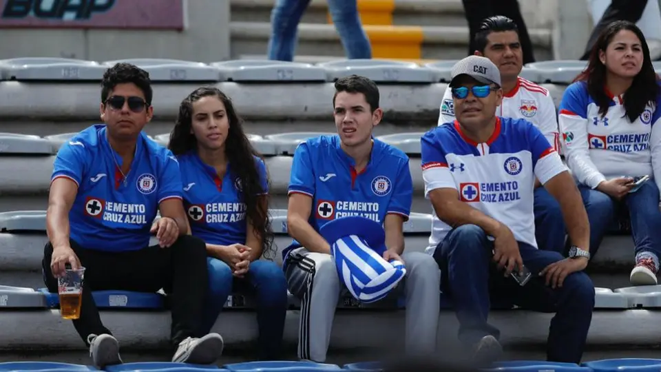 Aficionados de Cruz Azul invaden la casa de Lobos BUAP