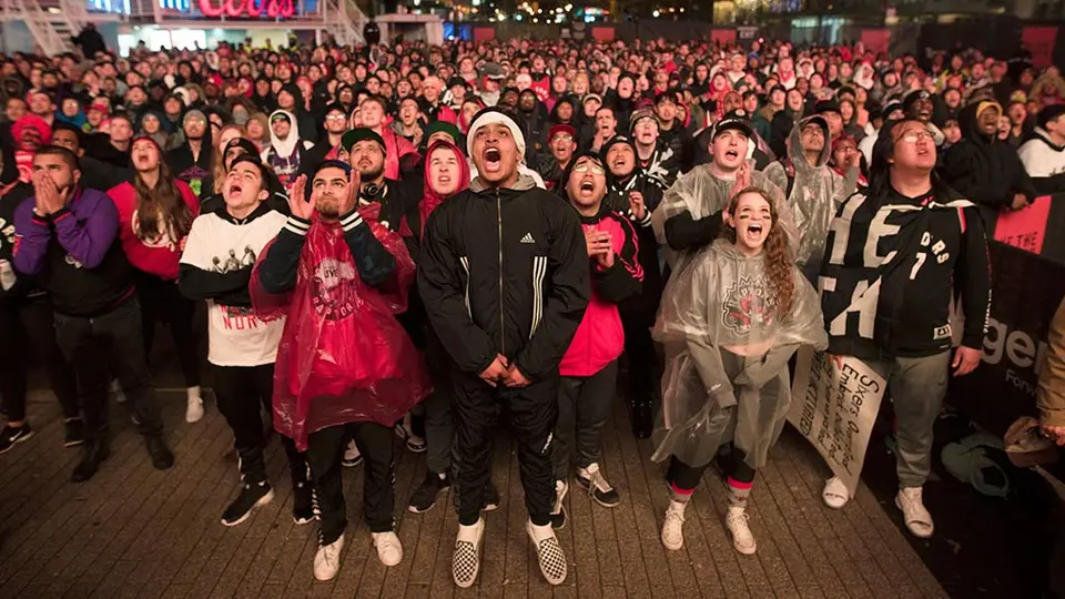 Aficionados de Toronto 'enloquecen' con tiro de Kawhi Leonard
