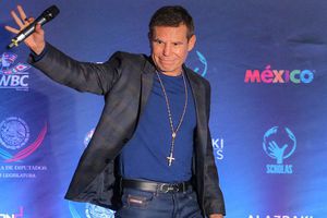 Julio César Chávez visitó a Tigres previo al Clásico Regio