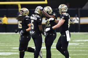 Coach de Saints motiva a jugadores con dinero, trofeo y anillo de SB