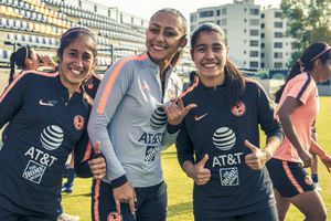 América Femenil parte la tradicional Rosca de Reyes en Coapa