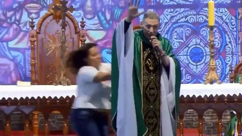 Mujer subió al escenario y empujó a un padre durante misa en Brasil