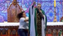 Mujer subió al escenario y empujó a un padre durante misa en Brasil