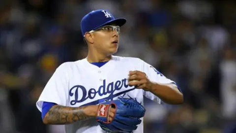 Julio Urías se reincorpora a los Dodgers tras baja administrativa