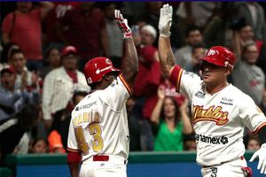 Diablos Rojos del México arranca temporada con victoria ante Tigres