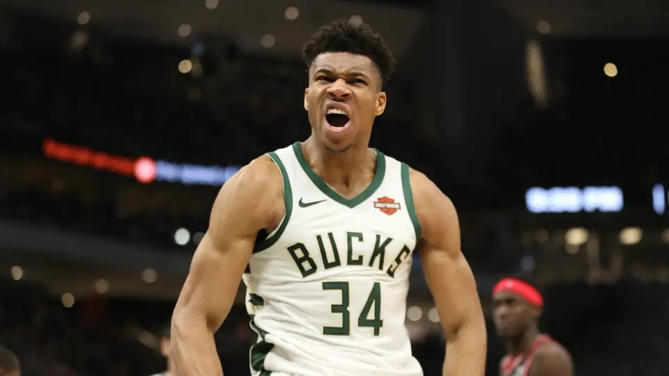 Bucks arrolla a Raptors y se lleva el segundo de la serie