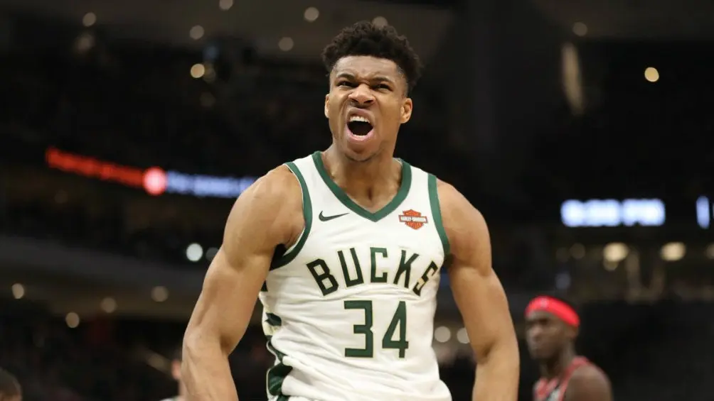 Giannis Antetokounmpo festeja una anotación de los Bucks | TWITTER @BUCKS