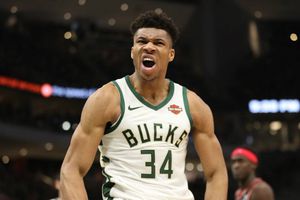 Bucks arrolla a Raptors y se lleva el segundo de la serie