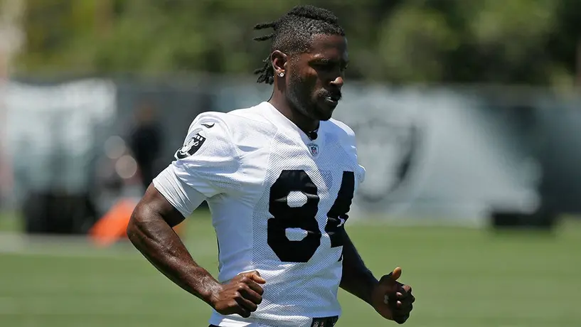 Antonio Brown busca modelo más nuevo de su casco en redes sociales