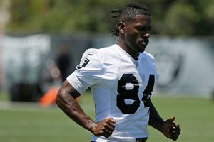 Antonio Brown busca modelo más nuevo de su casco en redes sociales