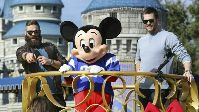 Julian Edelman y Tom Brady celebran título de SB LIII en Disney World
