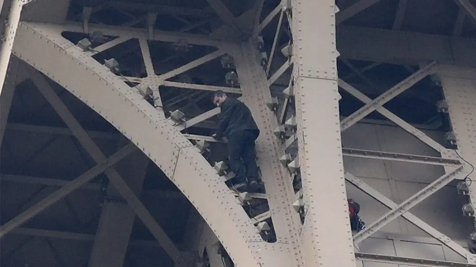 Torre Eiffel es evacuada por hombre que intentó escalarla