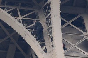 Torre Eiffel es evacuada por hombre que intentó escalarla