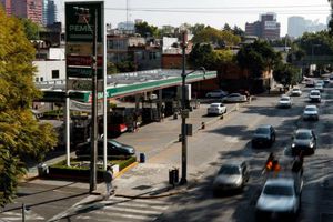 Policías dispersan a balazos una riña colectiva por gasolina