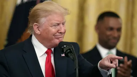 Donald Trump confunde Wales con ballenas en Twitter