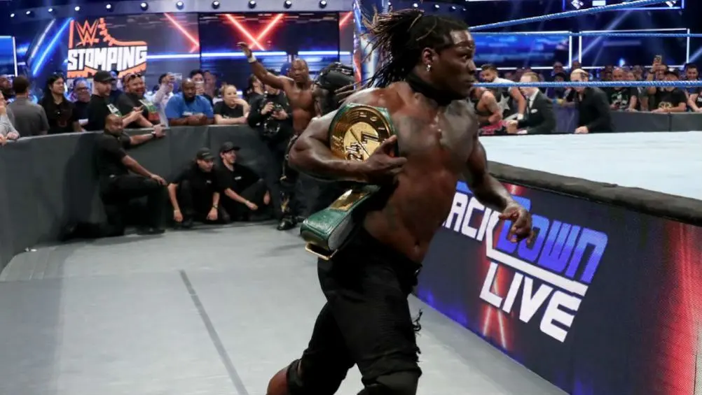R-truth escapa con el título 24/7 de WWE | WWE.COM