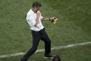 Juan Carlos Osorio muestra sus dotes para bailar salsa