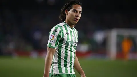 Guardado defiende a Lainez tras una fuerte entrada ante el Espanyol