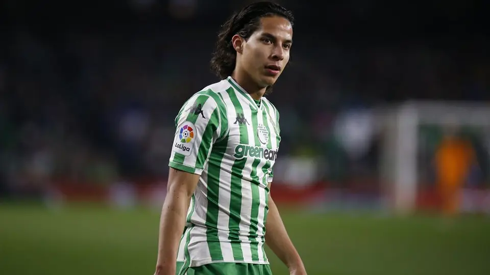 Guardado defiende a Lainez tras una fuerte entrada ante el Espanyol