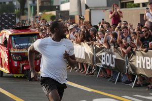 Usain Bolt gana en carrera a un mototaxi en Lima