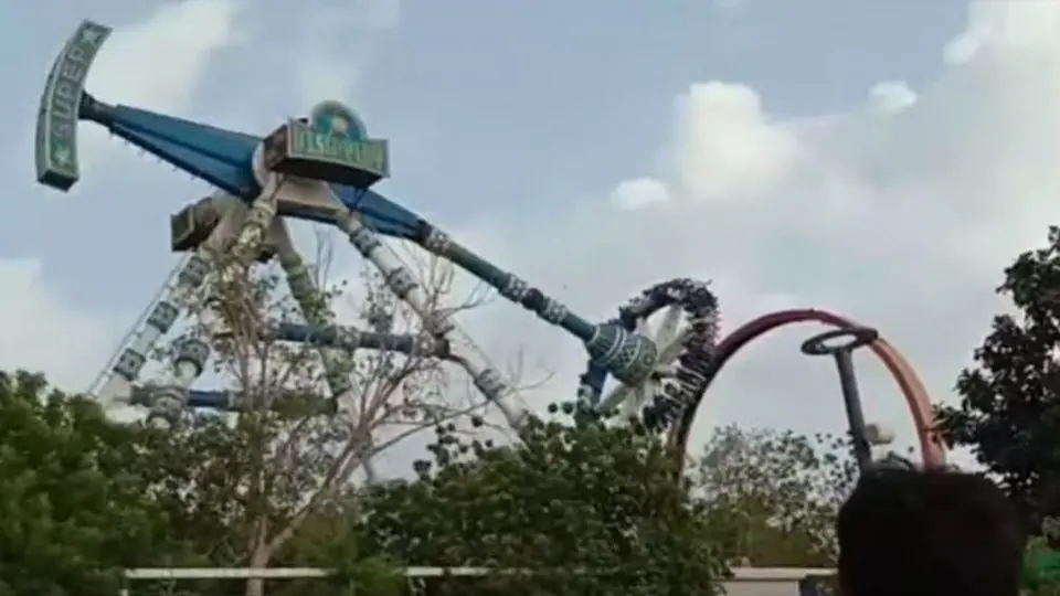 Juego mecánico se rompe en parque de diversiones y deja dos muertos
