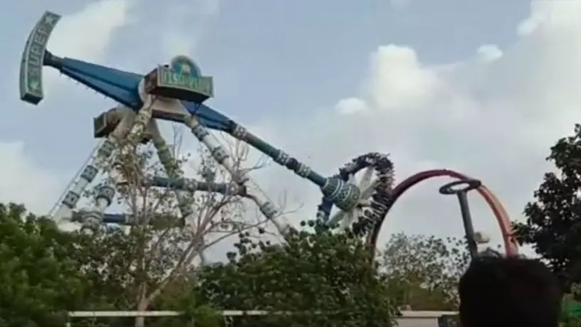 Juego mecánico se rompe en parque de diversiones y deja dos muertos