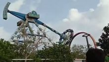 Juego mecánico se rompe en parque de diversiones y deja dos muertos