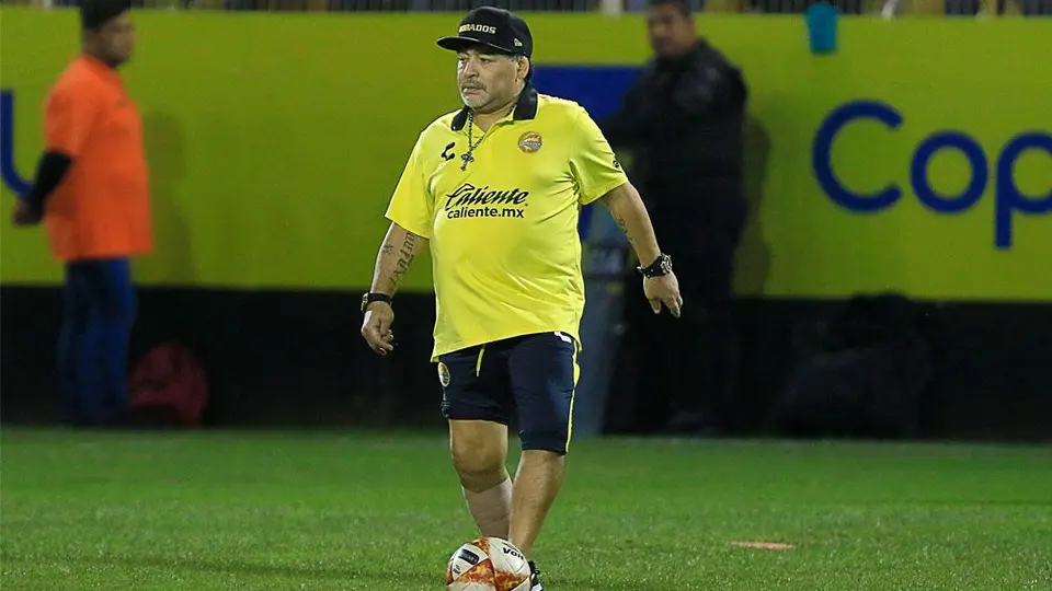 Maradona anota gol olímpico en entrenamiento con Dorados