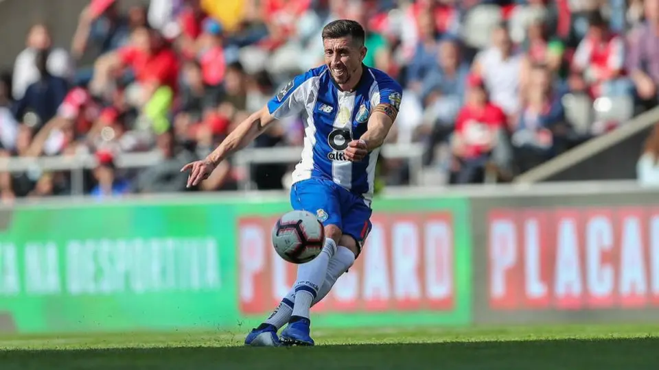 Herrera habría solicitado bono extra para firmar con Lyon
