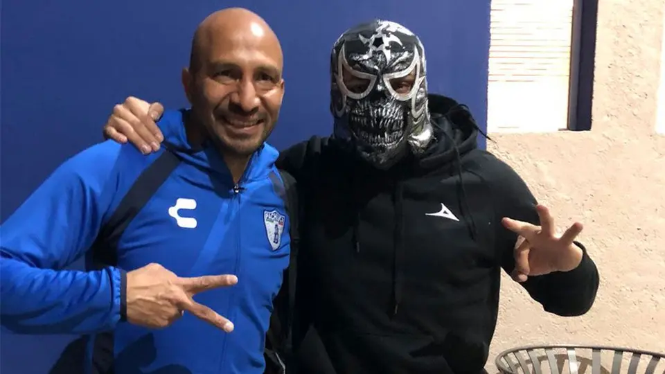 Penta El Zero M se da un tiempo para visitar a los Tuzos