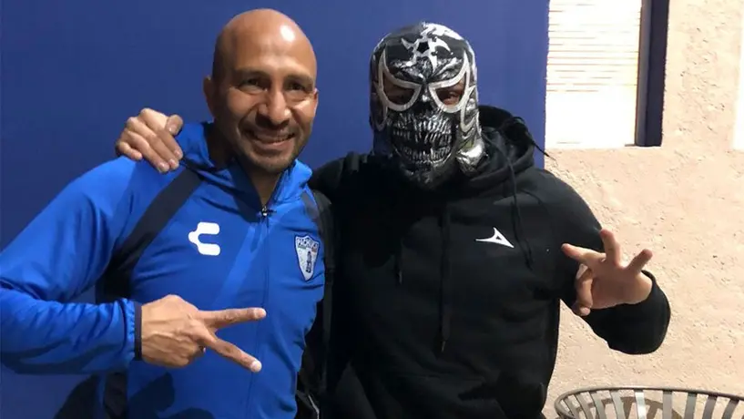 Penta El Zero M se da un tiempo para visitar a los Tuzos
