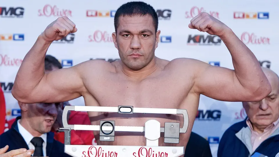 Boxeador que besó a reportera recibe suspensión de seis meses