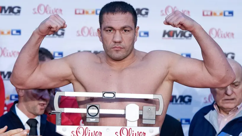 Boxeador que besó a reportera recibe suspensión de seis meses